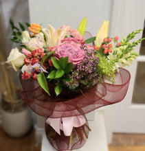 Load image into Gallery viewer, Florist Choice Mixed Flowers Bouquet (Hand-Held)