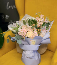 Load image into Gallery viewer, Florist Choice Mixed Flowers Bouquet (Hand-Held)