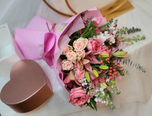 Load image into Gallery viewer, Florist Choice Mixed Flowers Bouquet (Hand-Held)