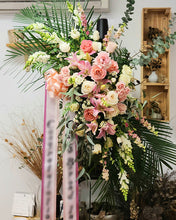 Load image into Gallery viewer, Florist Choice | Standing Spray