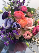 Load image into Gallery viewer, Florist Choice Mixed Flowers Bouquet (Hand-Held)