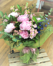 Load image into Gallery viewer, Florist Choice Mixed Flowers Bouquet (Hand-Held)