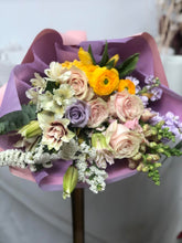 Load image into Gallery viewer, Florist Choice Mixed Flowers Bouquet (Hand-Held)