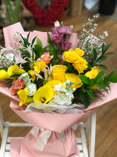 Load image into Gallery viewer, Florist Choice Mixed Flowers Bouquet (Hand-Held)