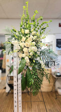 Load image into Gallery viewer, Florist Choice | Standing Spray

